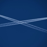 Kondensstreifen können Schleierwolken erzeugen, die zur Erderwärmung beitragen. (Symbolbild)  (Foto: Arne Dedert/dpa)
