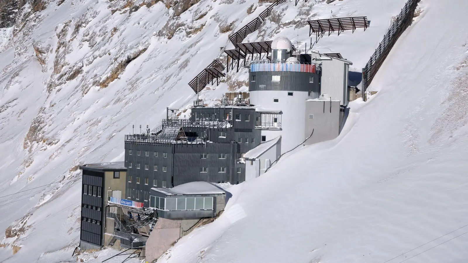 Die Umweltforschungsstation Schneefernerhaus unterhalb des Zugspitz-Gipfels soll künftig noch ein hochmodernes Teleskop erhalten. (Archivbild) (Foto: Karl-Josef Hildenbrand/dpa)