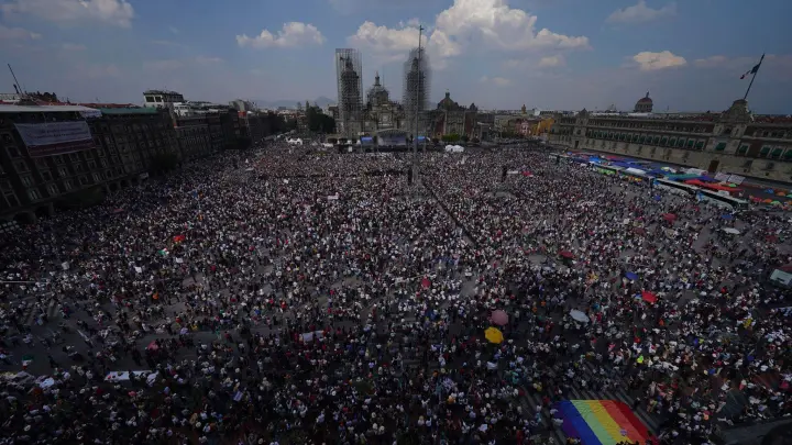 Menschen versammeln sich auf dem Zócalo in Mexiko-Stadt, um dem mexikanischen Präsidenten López Obrador zuzuhören. (Foto: Marco Ugarte/AP/dpa)