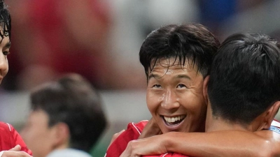Südkorea um Superstar Heung-Min Son (2.v.r) jubelte über den Auftaktsieg nach 0:1-Rückstand. (Foto: Matias Delacroix/AP/dpa)
