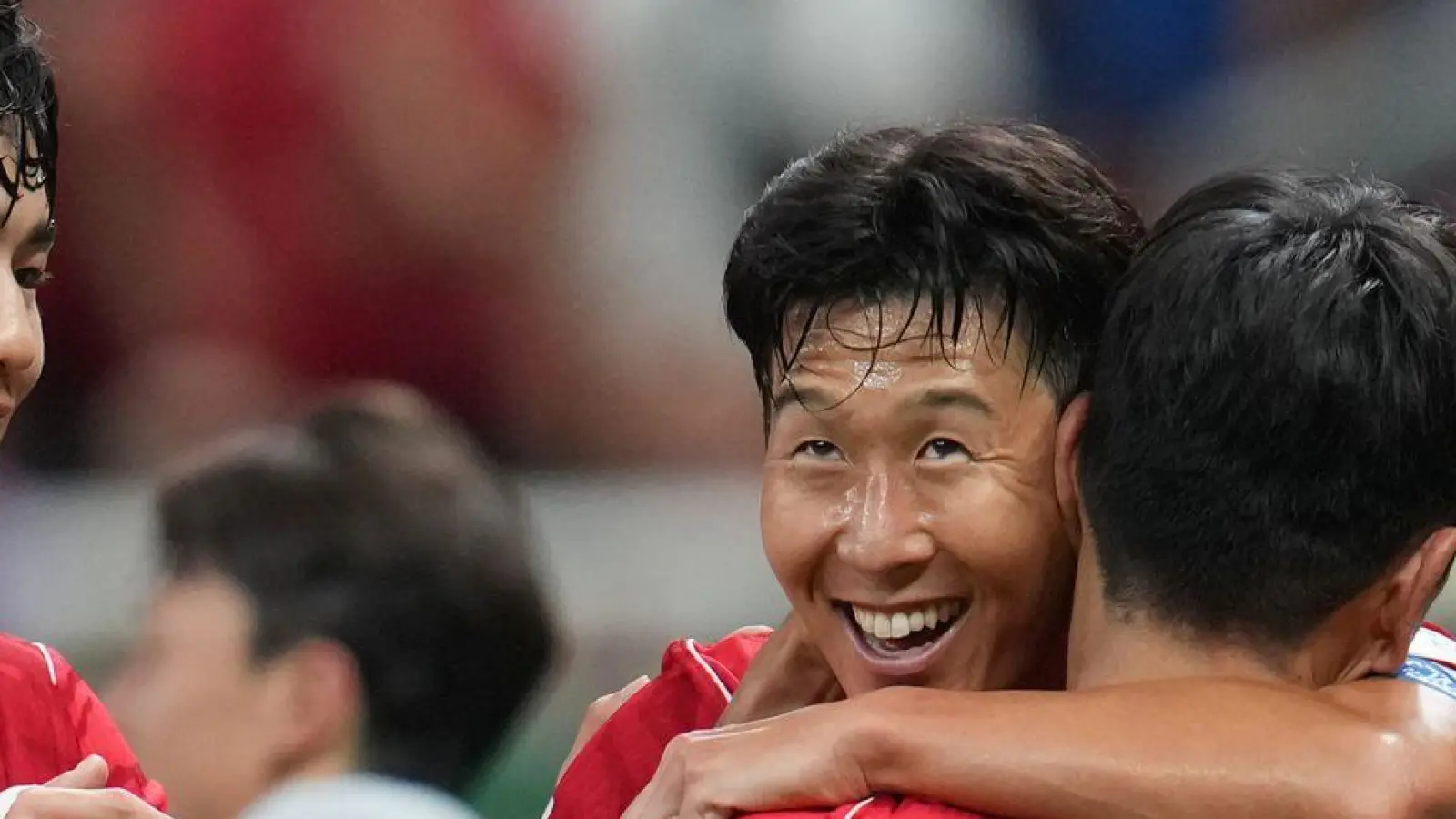 Südkorea um Superstar Heung-Min Son (2.v.r) jubelte über den Auftaktsieg nach 0:1-Rückstand. (Foto: Matias Delacroix/AP/dpa)