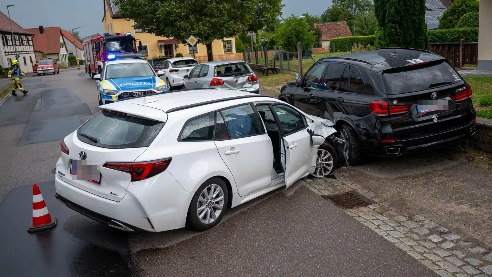 Ein Auto ist in Linden bei Markt Erlbach in ein anderes, parkendes Auto gefahren. (Foto: Mirko Fryska)