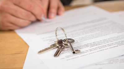 Nach dem Tod eines Mieters tritt der hinterbliebene Partner automatisch in den Mietvertrag ein: Voraussetzung ist ein auf Dauer angelegter gemeinsamer Haushalt. (Foto: Christin Klose/dpa-tmn)