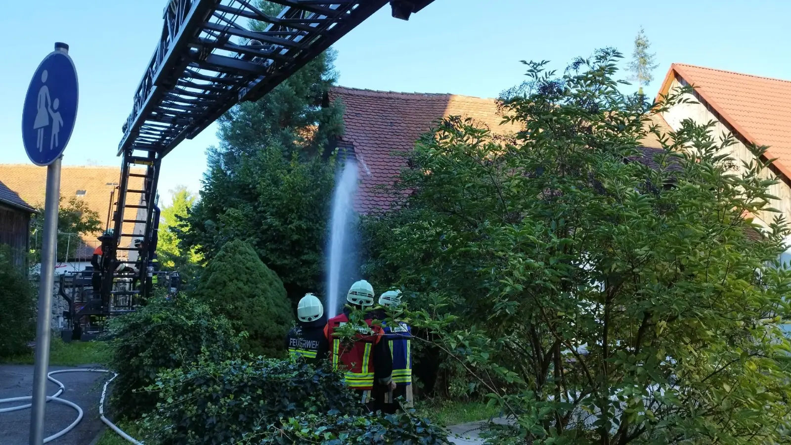 Feuerwehrleute löschten das Feuer in einer Scheune im Altstadtbereich von Leutershausen. (Foto: Robert Maurer)