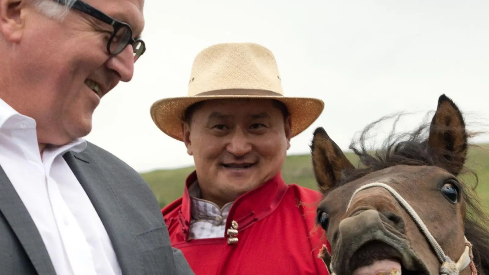 Der damalige Bundesaußenminister Frank-Walter Steinmeier (l) hat bei seiner Reise in die Mongolei im Jahr 2014 ein Pferd namens „Donnernde Hufe“ geschenkt bekommen (Archivbild). (Foto: Soeren Stache/dpa)
