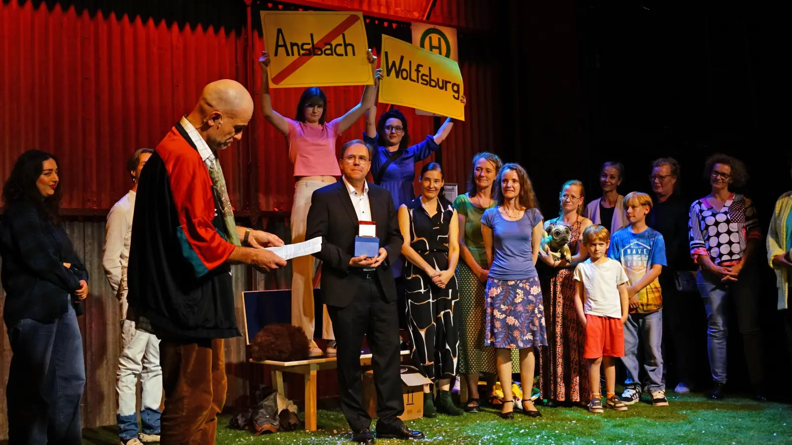 Verabschiedung bei der Zugabe: Theaterleute verabschieden Axel Krauße auf der Bühne nach der Premiere von „Bis dass der Bus kommt”. Krauße wechselt zur neuen Spielzeit ls Intendant an das Scharoun-Theater in Wolfsburg. (Foto: Elke Walter)