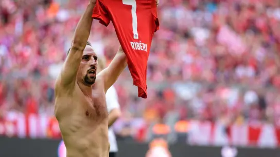Franck Ribéry jubelt im Jahr 2019 in der Allianz-Arena. (Foto: Matthias Balk/dpa/Archivbild)