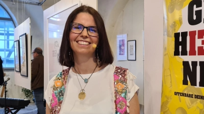 Carmen Hiller am Abend der Vernissage ihrer Ausstellung im Fleischhaus. Sie läuft bis zum 12. Oktober. (Foto: Margit Schwandt)