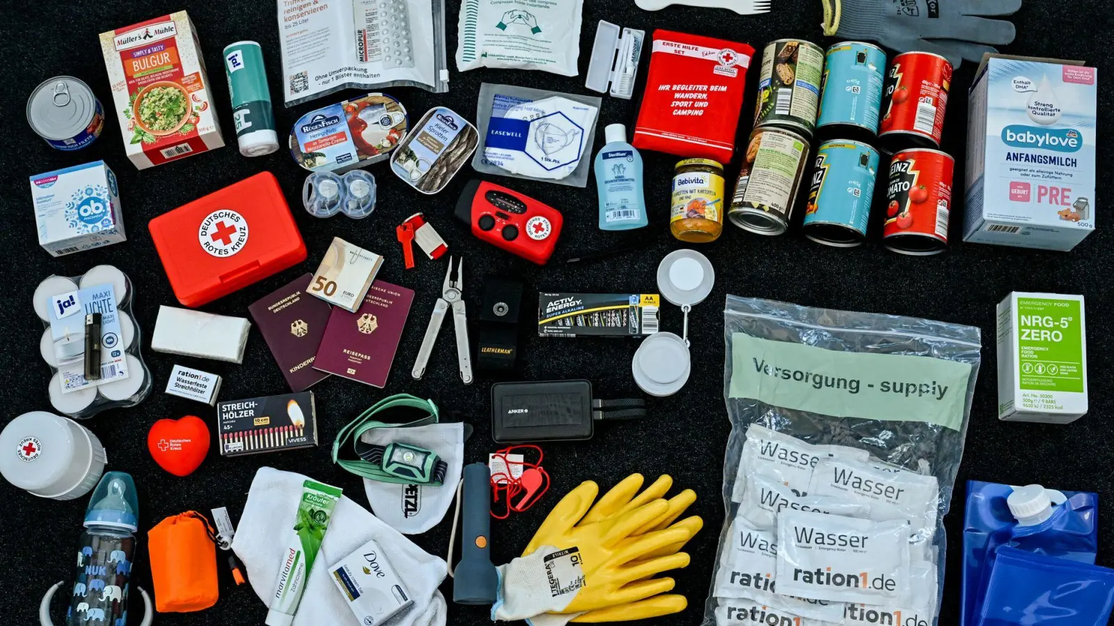 Gut vorbereitet für den Ernstfall: Ein Notfallrucksack mit wichtigen Utensilien sorgt dafür, dass man in Krisensituationen bestens ausgestattet ist (Foto: Jens Kalaene/dpa/dpa-tmn)