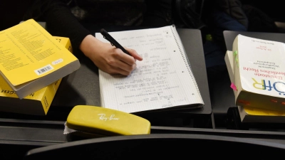 Wer Jura studieren will, muss bereit sein zu büffeln. (Symbolbild) (Foto: Waltraud Grubitzsch/dpa)