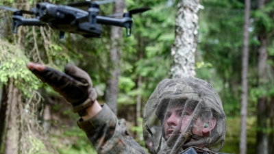 Ein Bundeswehrsoldat startet eine Aufklärungsdrohne . (Archivbild) (Foto: Kay Nietfeld/dpa)