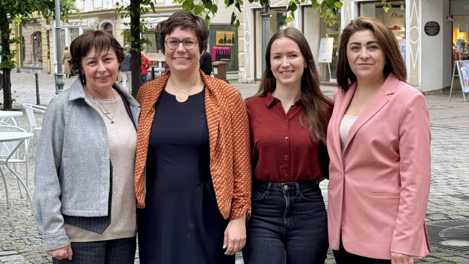 Sie wirken bei dem neuen Angebot im Kulturdolmetschen mit: Integrationsbeauftragte Iryna Savchenko, Dr. Janina Dillig von der KEB, Jana Wimmer, in der Koordinationsstelle Integration zuständig für Bildungskoordination und Programmleiterin bei der Volkshochschule der Stadt, sowie Integrationslotsin Viktoriia Tschebanu (von links). (Foto: Oliver Herbst)