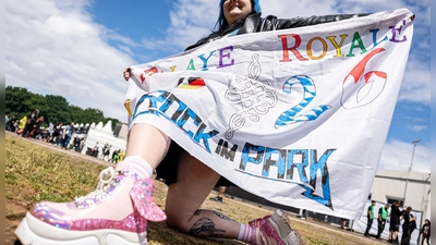 Bei Rock im Park sollen nach Angaben der Veranstalter rund 80.000 Musikfans vor den Bühnen feiern.  (Foto: Daniel Karmann/dpa)