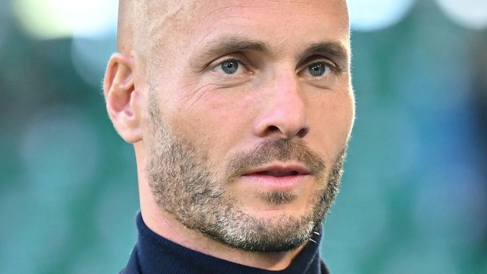 Muss sich nach der vierten Niederlage nacheinander Gedanken machen: Wolfsburgs Trainer Paul Simonis (Foto: Swen Pförtner/dpa)