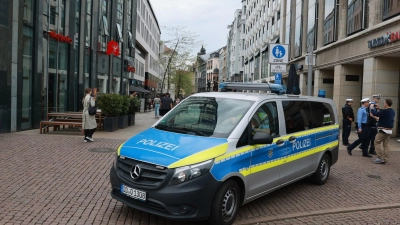 Nach der Amokfahrt eines 33-Jährigen in Leipzig kommt der Mann vorerst in eine Psychiatrie.  (Foto: Jan Woitas/dpa)