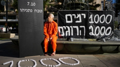 Ein Demonstrant mit einer Maske, die den israelischen Ministerpräsidenten Benjamin Netanjahu darstellt, während einer Protestkundgebung 1000 Tage nach dem beispiellosen Hamas-Überfall auf Israel am 7. Oktober 2023.  (Foto: Ohad Zwigenberg/AP/dpa)