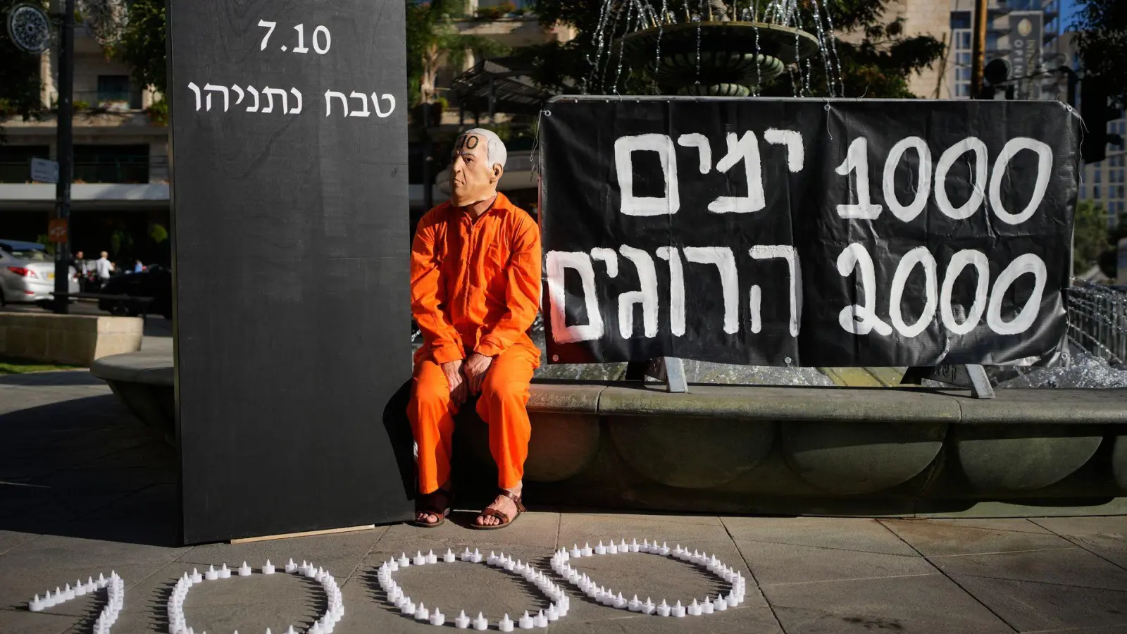 Ein Demonstrant mit einer Maske, die den israelischen Ministerpräsidenten Benjamin Netanjahu darstellt, während einer Protestkundgebung 1000 Tage nach dem beispiellosen Hamas-Überfall auf Israel am 7. Oktober 2023.  (Foto: Ohad Zwigenberg/AP/dpa)