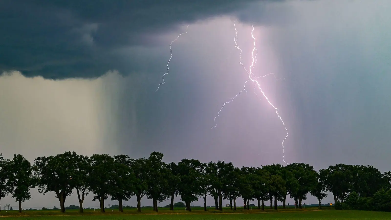 In Südbayern drohen schwere Gewitter (Archivbild). (Foto: Patrick Pleul/dpa)