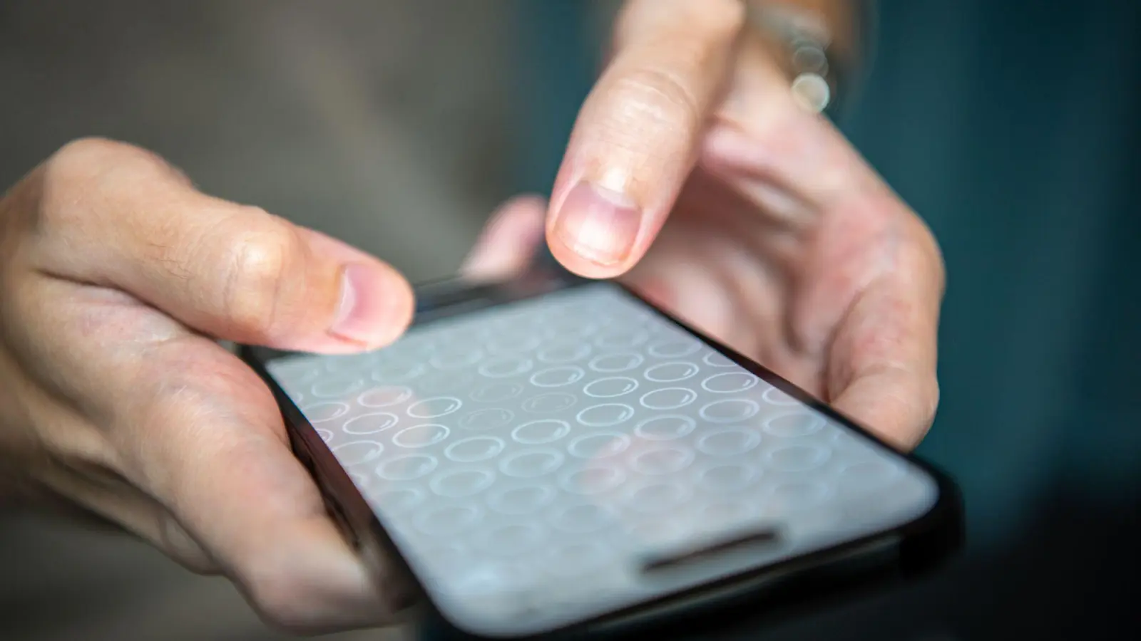 Effektive Knallerei: Auf dem Smartphone lässt sich „Bubblewrap.fun“ besonders gut mit den beiden Daumen bearbeiten. (Foto: Zacharie Scheurer/dpa-tmn)