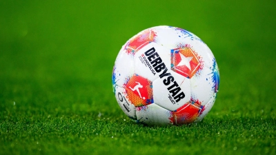 Ein Fußball liegt auf dem Rasen. (Symbolbild) (Foto: Tom Weller/dpa)