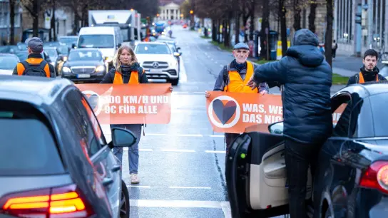 Klimaaktivisten der Umweltschutzbewegung „Letzte Generation“ blockieren auf der Prinzregentenstraße in München den Verkehr. (Foto: Lennart Preiss/dpa)