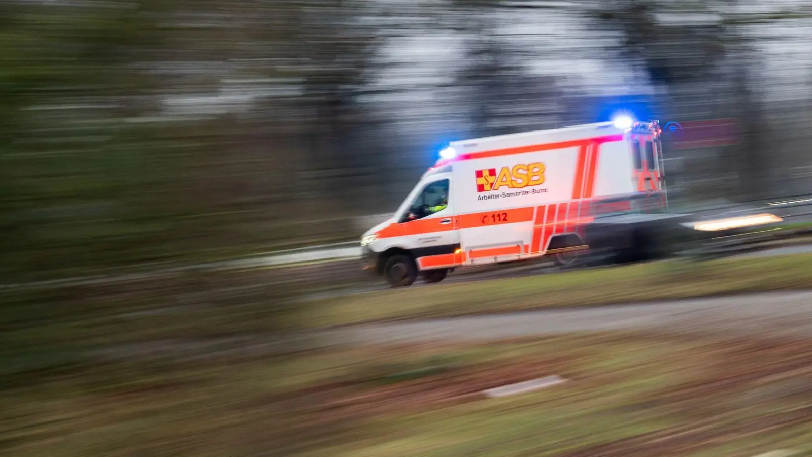 Trotz sofort eingeleiteter Rettungsmaßnahmen kommt der Mann ums Leben. (Symbolbild) (Foto: Julian Stratenschulte/dpa)