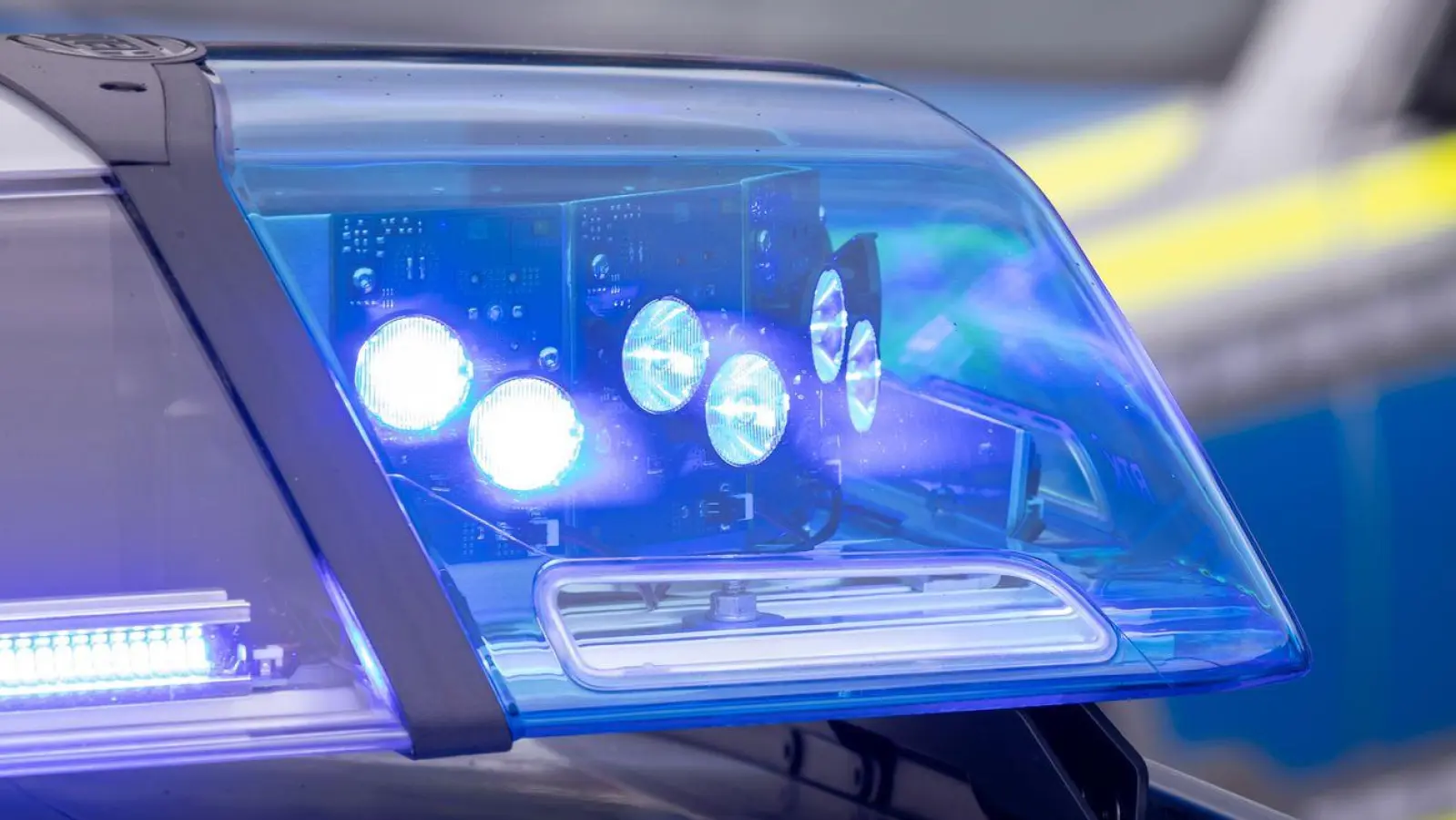 Nach dem Überfall in Neuburg an der Kammel sucht die Polizei nach den flüchtigen Tätern und bittet um Zeugenhinweise. (Symbolbild) (Foto: Daniel Karmann/dpa)