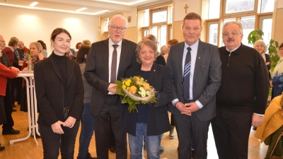 Bei ihrer offiziellen Verabschiedung aus dem Dienst dankten Pia Dobberstein (Mitte) Jasmin Thoma (von links) von der Beratungsstelle für seelische Gesundheit Ansbach, Michael Bammessel sowie Kirchenrat Martin Reutter (Zweiter von rechts) und Dekan Hermann Rummel (rechts). (Foto: Peter Tippl)