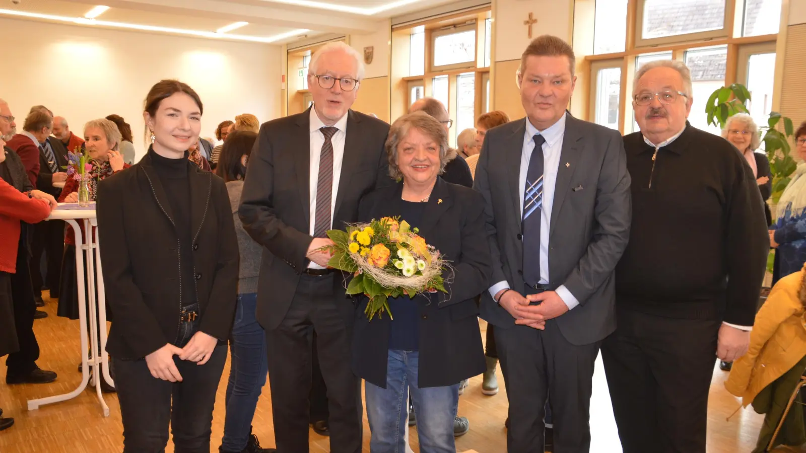 Bei ihrer offiziellen Verabschiedung aus dem Dienst dankten Pia Dobberstein (Mitte) Jasmin Thoma (von links) von der Beratungsstelle für seelische Gesundheit Ansbach, Michael Bammessel sowie Kirchenrat Martin Reutter (Zweiter von rechts) und Dekan Hermann Rummel (rechts). (Foto: Peter Tippl)