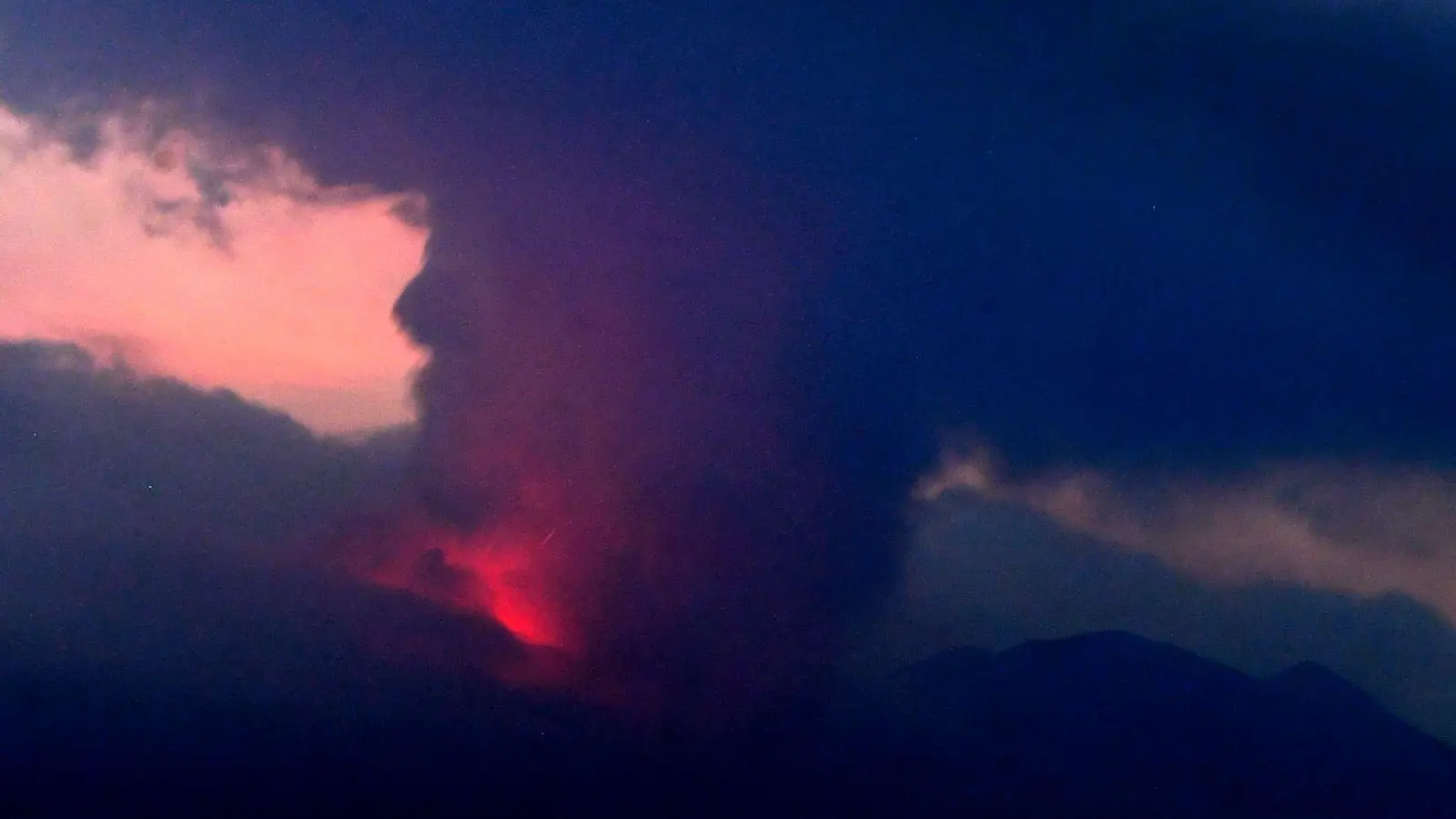 Der aktive Vulkan Sakurajima von der Stadt Tarumizu aus gesehen. (Foto: -/Kyodo News via AP/dpa)