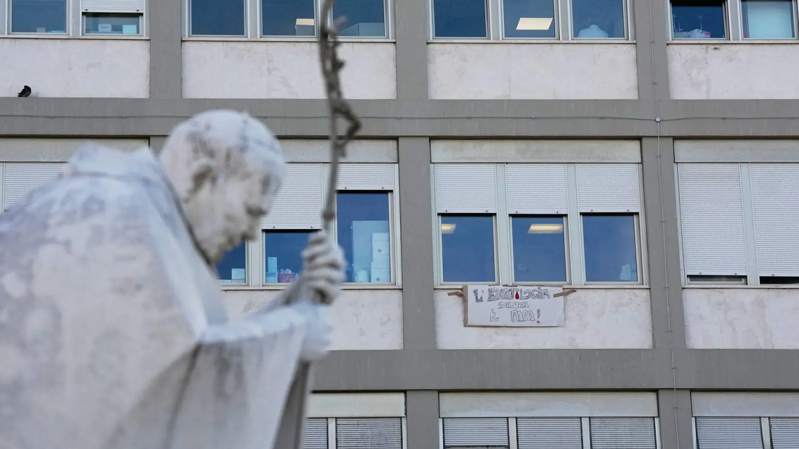 Nach der Operation an der Lunge des Papstes stehen wichtige Befunde noch aus.  (Foto: Alessandra Tarantino/AP/dpa)