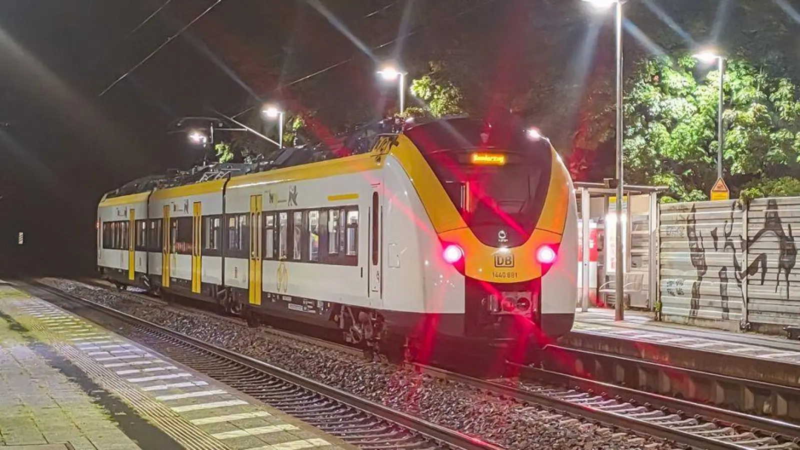 In diesem Regionalzug kam es zu der Prügelei. (Foto: Melanie Keul/EinsatzReport24 /dpa)