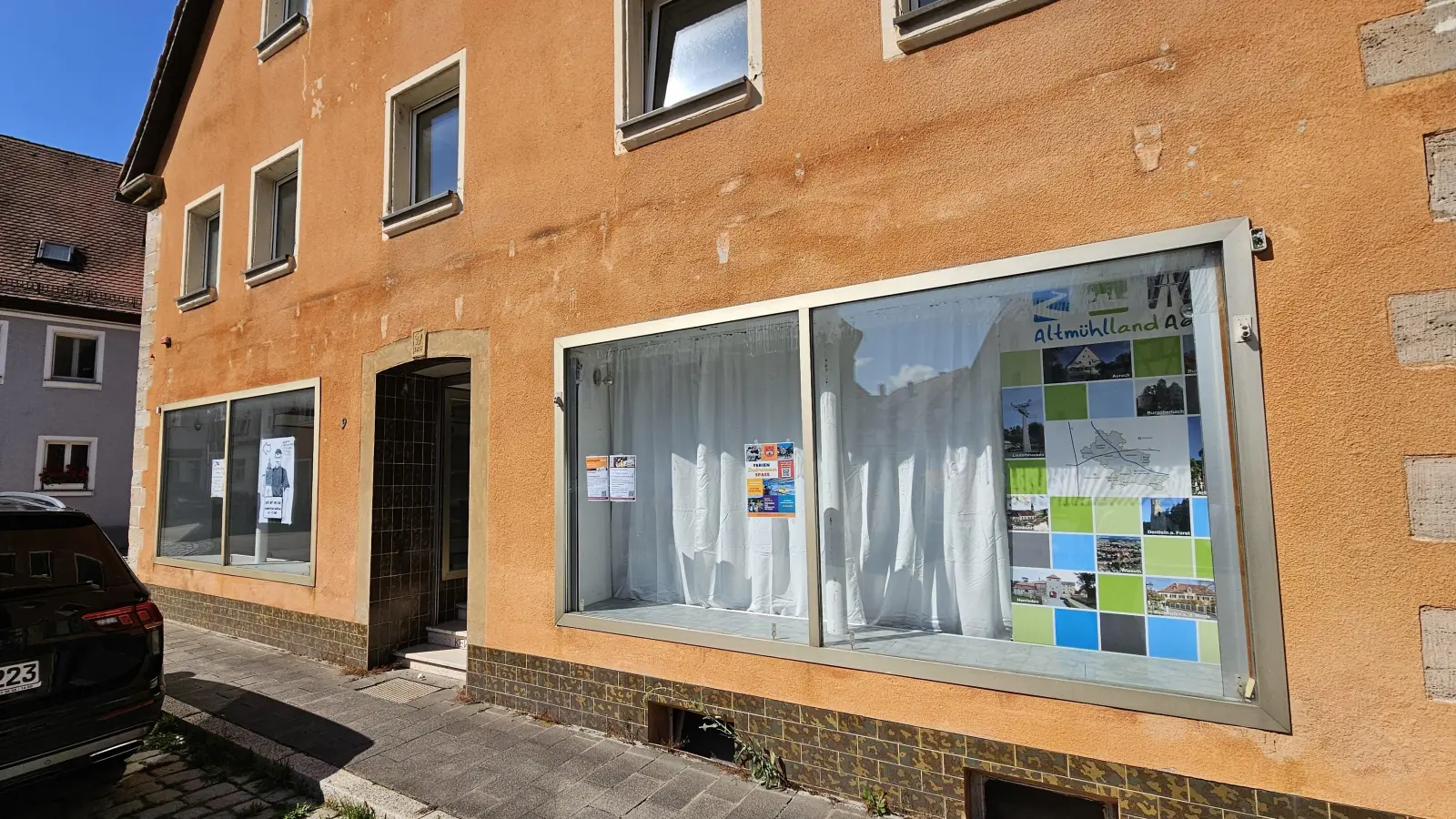 Nicht besonders attraktiv sind derzeit die Schaufenster am ehemaligen Zettlmeissl-Haus in Leutershausen, direkt gegenüber vom Rathaus. Das soll sich bald ändern. (Foto: Wolfgang Grebenhof)