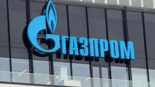 Das Gazprom-Logo an einer Niederlassung des russischen Staatskonzerns in St. Petersburg. (Foto: Igor Russak/dpa)
