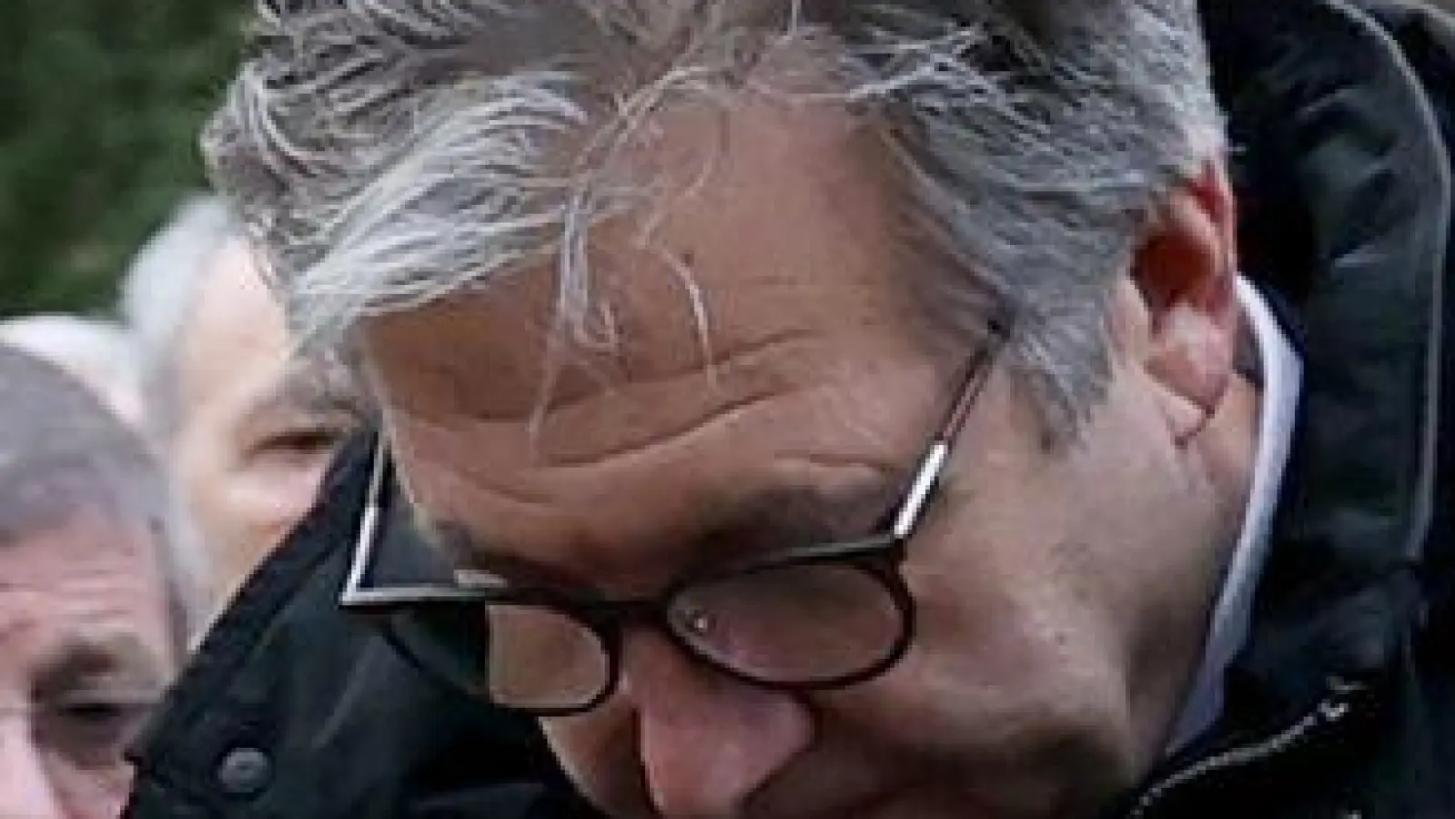 Herzing im vergangenen Jahr bei einer Kranzniederlegung am Tatort. (Archivbild)  (Foto: Daniel Löb/dpa)