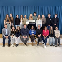Die Schülerinnen und Schüler der Projektgruppe „Schule ohne Rassismus – Schule mit Courage” mit dem Schulleiter Thilo Lüftl (vorne links), Netzwerk-Koordinator Christian Löbel (vorne, Vierter von links), daneben Julia Friedlein von den Ansbach Grizzlies, sowie Lena Schubert und Kathrin Spielberger, die für die Projektgruppe verantwortlich sind. (Foto: Lisa-Maria Liebing)