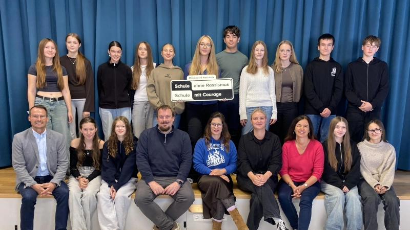Die Schülerinnen und Schüler der Projektgruppe „Schule ohne Rassismus – Schule mit Courage” mit dem Schulleiter Thilo Lüftl (vorne links), Netzwerk-Koordinator Christian Löbel (vorne, Vierter von links), daneben Julia Friedlein von den Ansbach Grizzlies, sowie Lena Schubert und Kathrin Spielberger, die für die Projektgruppe verantwortlich sind. (Foto: Lisa-Maria Liebing)