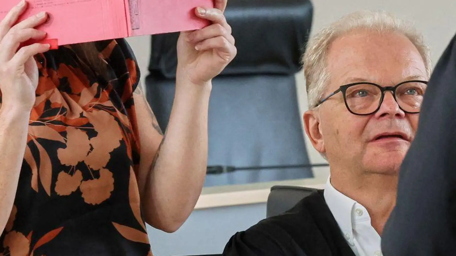 Die Angeklagte sagt im Prozess im Fall Fabian vor Gericht aus. (Foto: Bernd Wüstneck/dpa)