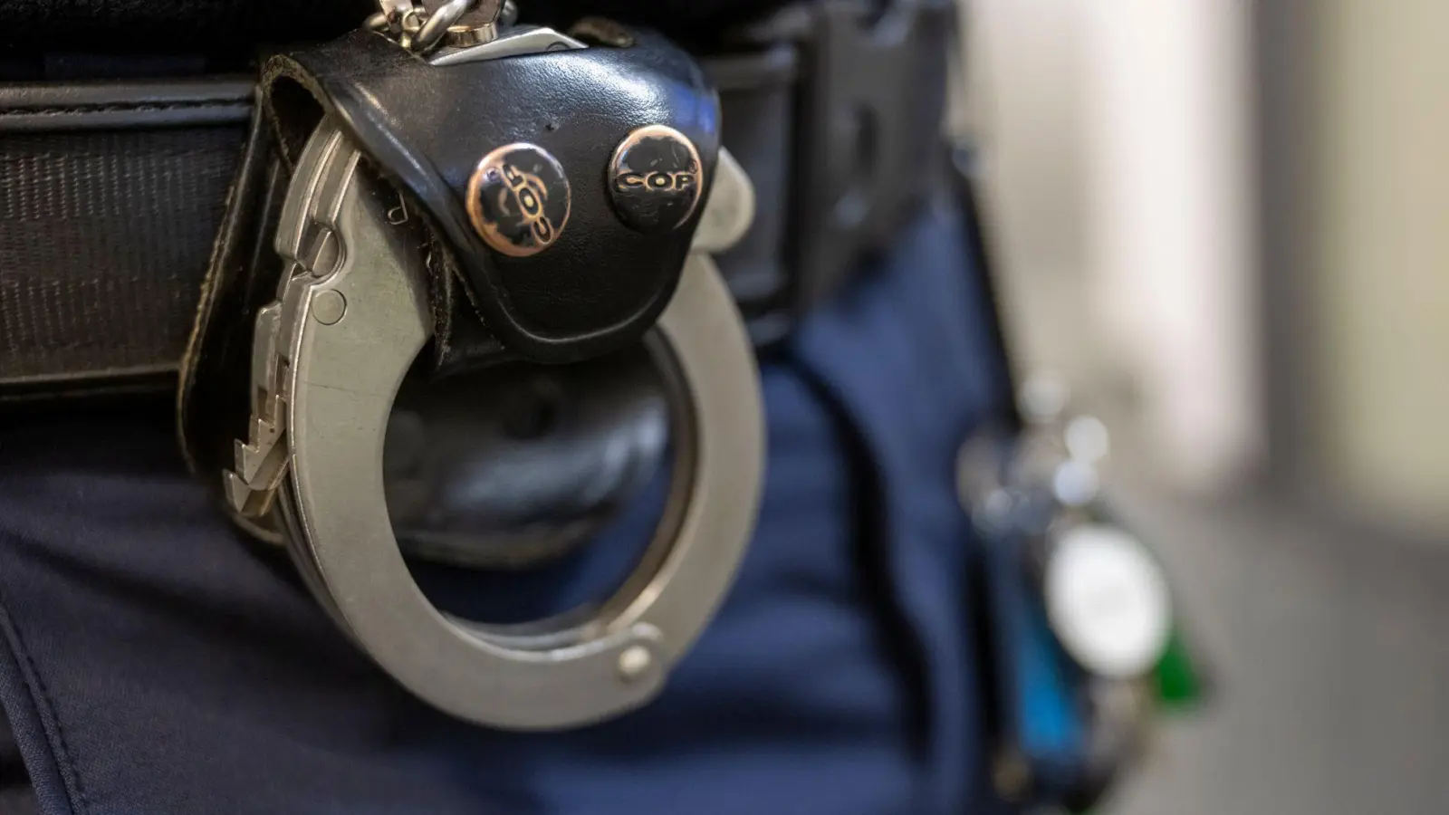 Die Polizei stellt die Tatwaffe in der Wohnung des 66-Jährigen sicher. (Symbolbild) (Foto: Peter Kneffel/dpa)