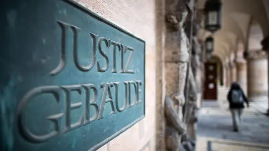 Ein Schild mit der Aufschrift &quot;Justizgebäude&quot; hängt am Eingang des Landgerichts Nürnberg-Fürth. (Foto: Daniel Karmann/dpa/Archivbild)