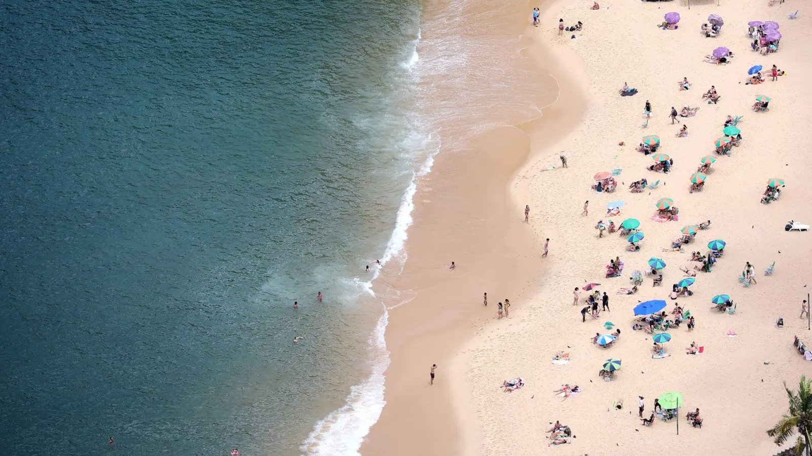 In Rio de Janeiro ist jetzt Frühling und Menschen sonnen sich am Strand.   (Foto: Chris Jackson/PA Wire/dpa)