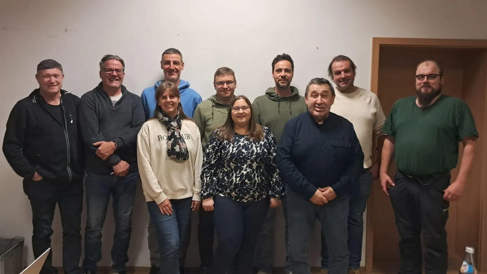 Die Kandidatinnen und Kandidaten der Wählergruppe „Einheit Geißlingen” mit Bürgermeister Michael Pfanzer bei der Nominierungsveranstaltung im Gemeindesaal. (Foto: Gerhard Krämer)