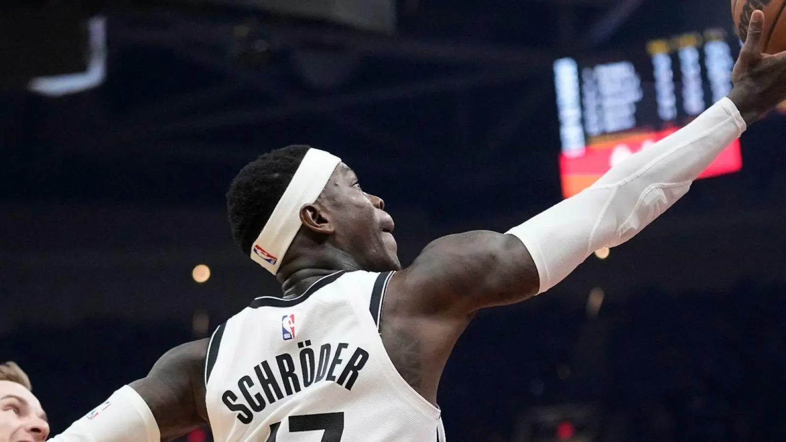 Dennis Schröder erzielte 17 Punkte für die Brooklyn Nets. (Foto: Sue Ogrocki/AP/dpa)