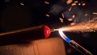 Der gefundene Knaller explodierte in dem Ansbacher Ortsteil sofort nach dem Anzünden. So schildert es die Polizei. (Symbolbild: Lino Mirgeler/dpa)