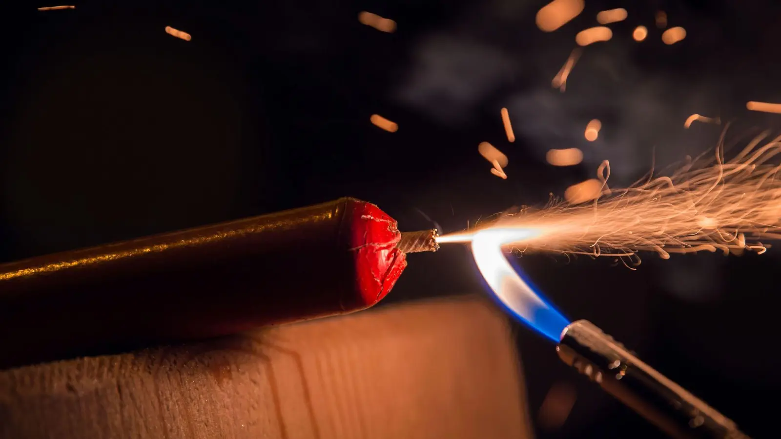 Der Feuerwerkskörper explodierte, während der Jugendliche ihn in der Hand hielt. (Symbolbild) (Foto: Lino Mirgeler/dpa)