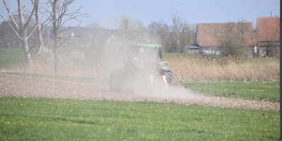 Ausgetrocknete Böden, schlechte Ernteerträge und extrem niedrige Grundwasserspiegel – damit hatte die Landwirtschaft im Landkreis zu kämpfen. Der viele Regen im Herbst 2023 und in den ersten Monaten des laufenden Jahres, hat für etwas Entspannung gesorgt. (Archivfoto: Kurt Güner)