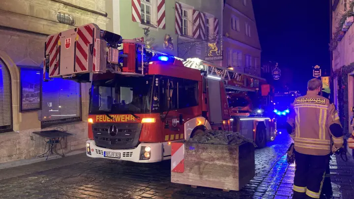 Nächtlicher Einsatz in der Altstadt: Entgegen ersten Vermutungen brannte in der Oberen Schmiedgasse aber kein Dachstuhl.  (Foto: Clarissa Kleinschrot)