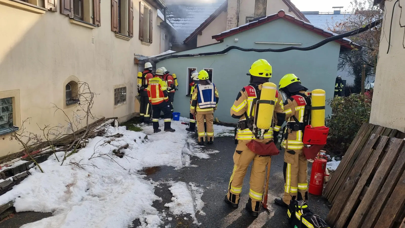 Die Einsatzkräfte gehen in das betroffende Haus in Oberroßbach. (Foto: Rainer Weiskirchen)