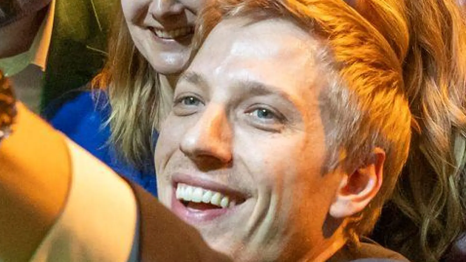 Der Moment des großen Jubels: Dieses Selfie wird Dominik Krause wohl nie löschen. Der Jubel der Grünen über das Ergebnis bei der Münchner Oberbürgermeisterwahl war in jedem Fall laut wie nie.   (Foto: Peter Kneffel/dpa)