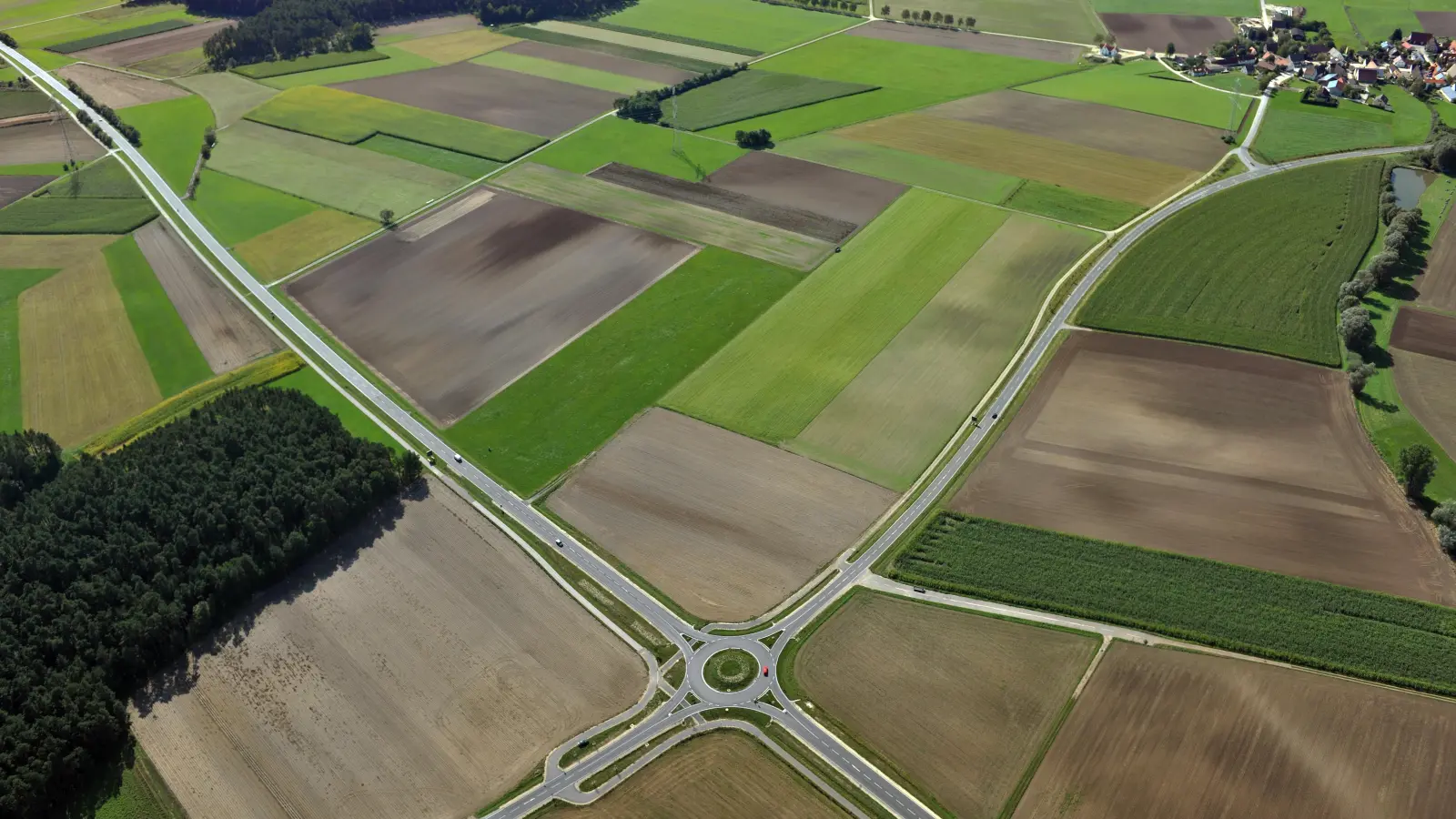 Rund 27 Hektar könnte das Gewerbegebiet einmal messen. Es grenzt an die Bundesstraße B466 und die Staatsstraße St2220. (Foto: Stadt Windsbach/ Nürnberg Luftbild, Hajo Dietz)